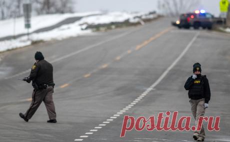 В США трое погибли и шестеро пострадали при стрельбе в школе. В результате стрельбы в средней школе в городе Оксфорд, который расположен в пригороде Детройта (штат Мичиган), погибли три человека, еще шестеро получили ранения.