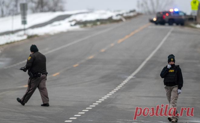 В США трое погибли и шестеро пострадали при стрельбе в школе. В результате стрельбы в средней школе в городе Оксфорд, который расположен в пригороде Детройта (штат Мичиган), погибли три человека, еще шестеро получили ранения.
