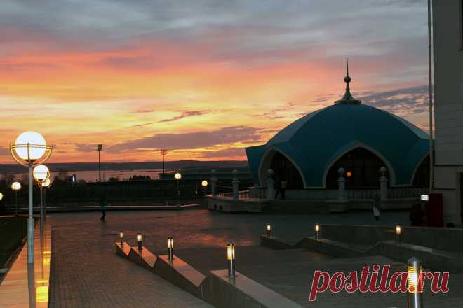 Закатное солнце над территорией Казанского Кремля.