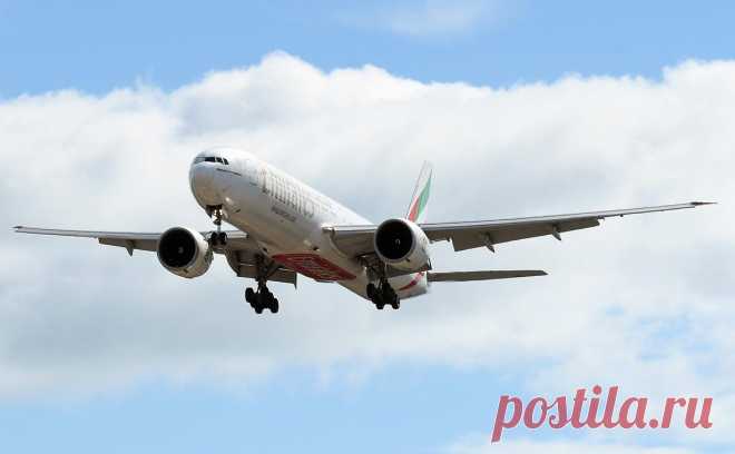 Emirates допустила пересмотр рейсов в Россию из-за дронов Украины. У Emirates есть планы действий на случай ЧС, однако последние события с атаками дронов выглядят «более тревожными», чем раньше, сказал президент компании. Emirates не намерена сокращать перевозки, но следит за развитием ситуации