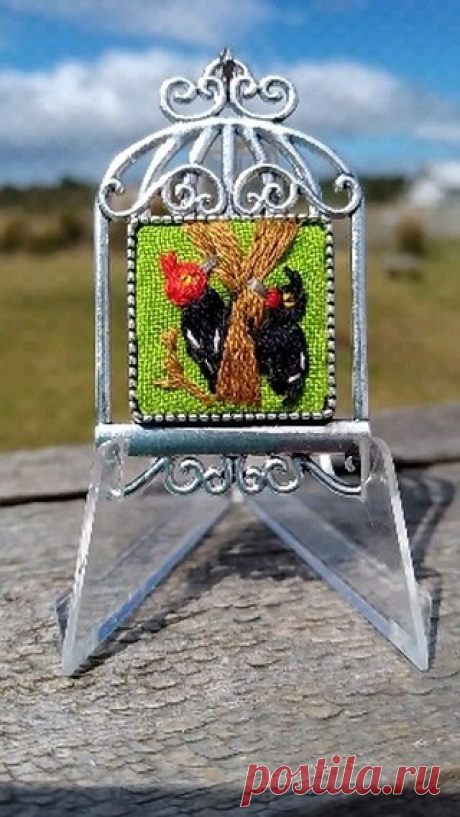 Prendedor y collar carpinteros , el de cabeza roja es el macho ❤️ y el negro solo con una leve mancha roja cerca del pico es la hembra 🖤, bordado en una hebra de hilo mouliné , montado en una base de 2,5 cm es bellísimo 💥 . Y esta disponible esperando ser lucido. Si deseas algo especial, solo háblame, envíos a todo 🇨🇱 desde mi querido archipiélago mágico de Chiloé 🪡🧵. #bordadominiatura #carpinteronegro #avesdelsur #avesdelsurdechile #carpinterospajaros #pajarocarpint...