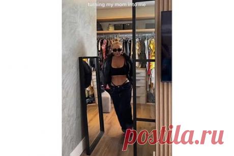 Мать блогерши примерила ее откровенный наряд и обрела внешность Дженнифер Лопес. Мать блогерши примерила ее откровенный наряд и обрела внешность актрисы Дженнифер Лопес. Так, она надела черный обтягивающий топ, джинсы на низкой посадке, частично оголяющие ее бедра, и укороченную куртку. Кроме того, женщина дополнила свой образ солнцезащитными очками.