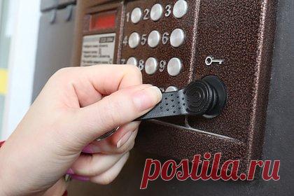 Россиянка попыталась поменять ключ от домофона и оставила семью без денег