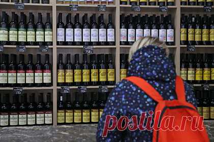 В России задумали расширить эксперимент с онлайн-продажей вина. Эксперимент по дистанционной продаже вина из российского винограда, который должен стартовать в марте следующего года, могут распространить еще на три региона помимо Москвы и области, пишут «Известия». Решение было принято на совещании у помощника президента Максима Орешкина.