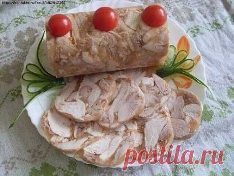 &quot;Куриный рулет в бутылке&quot;.

Ингредиенты:
Курица — 1 Штука
Грецкие орехи — 100 Грамм
Желатин — 30 Грамм
Чеснок — 2 Зубчика
Соль и приправы — По вкусу

1. Для этого рулета можно брать целую курицу, а можно готовое филе (если любите постные рулеты). Кроме этого, мясо можно приготовить двумя способами: отварить, сделав бульон прозрачный (с овощами и зеленью), а можно протушить, как в нашем варианте.
2. Отправляем мясо на сковороду, не добавляя никаких жиров! Поставьте слабый о...