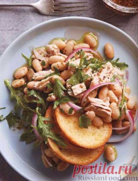Рецепт: Салат с тунцом, фасолью, луком и рукколой на RussianFood.com