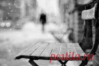 Мне говорят, что нужно уезжать.
Да-да. Благодарю. Я собираюсь.
Да-да. Я понимаю. Провожать
не следует. Да, я не потеряюсь.

Ах, что вы говорите — дальний путь.
Какой-нибудь ближайший полустанок.
Ах, нет, не беспокойтесь. Как-нибудь.
Я вовсе налегке. Без чемоданов.

Да-да. Пора идти. Благодарю.
Да-да. Пора. И каждый понимает.
Безрадостную зимнюю зарю
над родиной деревья поднимают.

Все кончено. Не стану возражать.
Ладони бы пожать — и до свиданья.
Я выздоровел. Нужно уезжат...