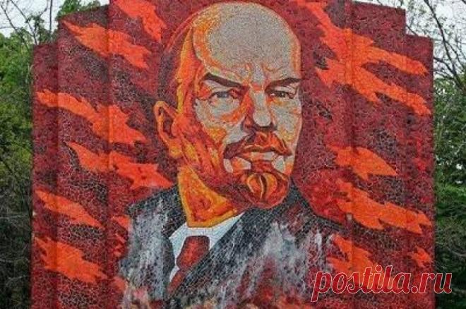 В Таганроге ветер снёс мозаичное панно Ленина. Глава администрации города Андрей Фатеев заявил, что подтоплены некоторые дома и гостиницы.