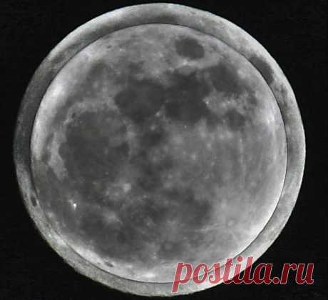 А вы видели большую, яркую красавицу-Луну ночью в прошлую среду? На самом деле это была Микро-Луна! В ту ночь было самое маленькое полнолуние 2014 года, когда Луна достигла полной фазы всего за несколько часов до прохождения апогея — самой далёкой от Земли точки эллиптической лунной орбиты. В прошлом году, в ночь на 22 июня, вы могли видеть Супер-Луну, когда полнолуние произошло вблизи перигея — самой близкой точки лунной орбиты.