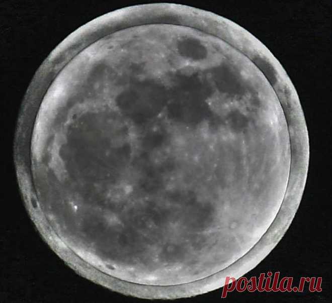 А вы видели большую, яркую красавицу-Луну ночью в прошлую среду? На самом деле это была Микро-Луна! В ту ночь было самое маленькое полнолуние 2014 года, когда Луна достигла полной фазы всего за несколько часов до прохождения апогея — самой далёкой от Земли точки эллиптической лунной орбиты. В прошлом году, в ночь на 22 июня, вы могли видеть Супер-Луну, когда полнолуние произошло вблизи перигея — самой близкой точки лунной орбиты.