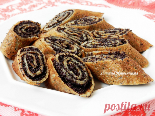 Блинчики с маковой начинкой Блинчики с маковой начинкой - это изысканное блюдо, которое сочетает в себе нежные тонкие блины и ароматную маковую начинку. Маковая начинка, приготовленная с добавлением молока и мёда, придаёт блюду особую сочность и сладость. Эти блинчики идеально подходят для подачи с чаем или кофе, а также могут стать отличным десертом на праздничном столе.