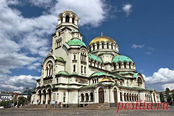 Alexander Nevsky Cathedral in Sofia Bulgaria is one of the largest Eastern Orthodox cathedrals in the world | Hole in the Donut Cultural Travel приколол(а) это к доске Worship