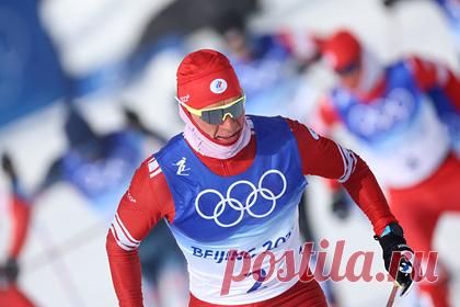 Большунов выиграл золото в марафоне на Олимпийских играх в Пекине. Российский лыжник Александр Большунов выиграл золотую награду в марафоне на Олимпийских играх 2022 года в Пекине. Спортсмен прошел дистанцию за один час и 11 минут и 32,7 секунды. На втором месте расположился россиянин Иван Якимушкин. Третьим стал норвежец Симен Хегстад Крюгер.