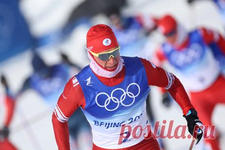 Большунов выиграл золото в марафоне на Олимпийских играх в Пекине. Российский лыжник Александр Большунов выиграл золотую награду в марафоне на Олимпийских играх 2022 года в Пекине. Спортсмен прошел дистанцию за один час и 11 минут и 32,7 секунды. На втором месте расположился россиянин Иван Якимушкин. Третьим стал норвежец Симен Хегстад Крюгер.