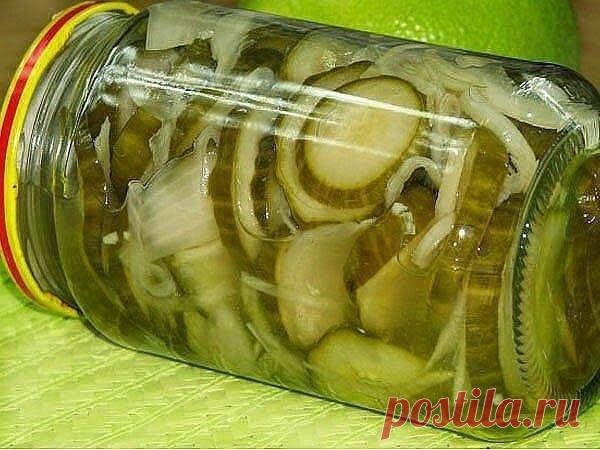 САЛАТ ИЗ ОГУРЦОВ НА ЗИМУ «ЗИМНИЙ КОРОЛЬ»
стерилизация не требуется

Вся прелесть данного салата заключается в том, что в нём даже зимой сохранится вкус и аромат свежих огурчиков, будто только что сорванных на грядке. Сейчас закатаете такой салат, а зимой будете наслаждаться его свежестью и хвалить себя.

Важно выдержать пропорции, тогда получится вкусно – пальчики оближешь! А яркий зеленый цвет салата будет радовать зимой ваш глаз.

Ингредиенты:
Огурцы свежие - 5 кг
Репчат...