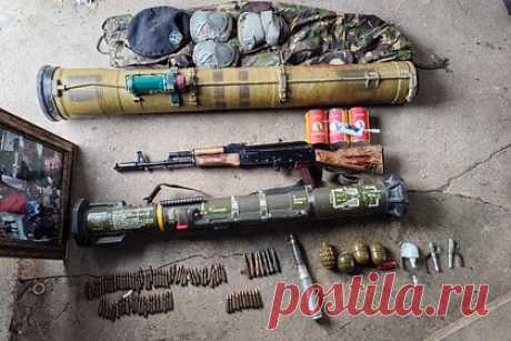 Полицейские обнаружили схрон с оружием и боеприпасами в Запорожье. В Запорожской области полицейские обнаружили схрон с оружием и боеприпасами. Сотрудники МВД совместно с Росгвардией проводили рейдовые мероприятия в Васильевке. В гараже одного из домов они нашли противотанковую управляемую ракету (ПТУР) «Фагот», гранатомет иностранного производства, автомат АК 47 и четыре гранаты.