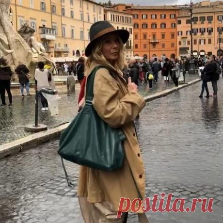 На изображении может находиться: один или несколько человек, люди стоят и на улице