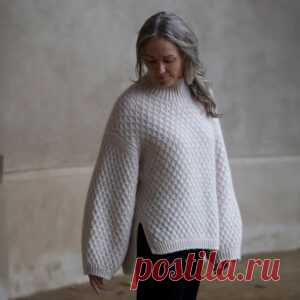 Свитер SMILLA SWEATER от Anne Ventzel - Связано всё....! SMILLA SWEATER — классический свитер оверсайз с изысканным простым узором на основе кос. Свитер вяжется без швов сверху вниз. Сначала вяжется кокетка спинки, а затем поднимаются петли вдоль плеч для переда, которые вяжутся до завершения формирования горловины и соединяются, образуя … Читать далее →
