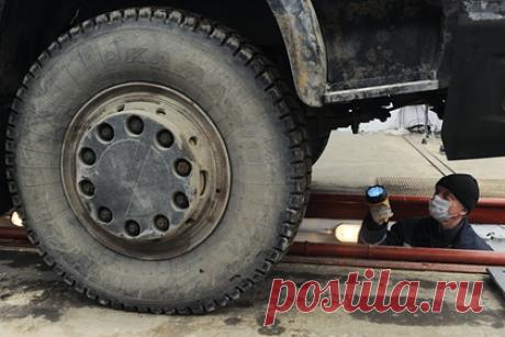 В России упростили прохождение техосмотра. С 1 сентября 2022 года в России вступили в силу новые правила техосмотра автомобилей. Из 82 обязательных пунктов в списке требований остались лишь 55. В частности, из перечня пунктов, препятствующих выдаче диагностической карты, убрали ржавчину на тормозных трубках и превышение уровня шума выхлопной трубы.