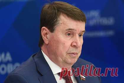 В России ответили на требование США о военных учениях на фоне переговоров с НАТО. Член комитета Совфеда по международным делам Сергей Цеков заявил, что не НАТО выдвигать ультиматумы России и требовать объяснений. Так политик прокомментировал слова официального представителя Госдепартамента Неда Прайса. «Это НАТО должны объяснить, почему они активно расширяли блок НАТО на восток», — заявил сенатор.