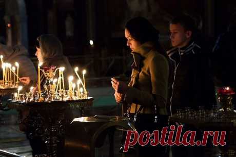 ЧТО ТАКОЕ СТРАСТНАЯ СЕДМИЦА?
 
Страстная седмица — в переводе с церковнославянского языка — 
«неделя страданий», 
во время которой христиане усиленно молятся, 
усугубляют подвиги поста, вспоминают последние дни 
земной жизни Спасителя, его страдания, 
мучительную смерть и погребение.

Последняя неделя по-особенному почитается Православной церковью. Первоначально большинство христиан праздновали не Великое воскресенье, 
а Страстную, или Крестную пятницу. 
Много тяжких споро...