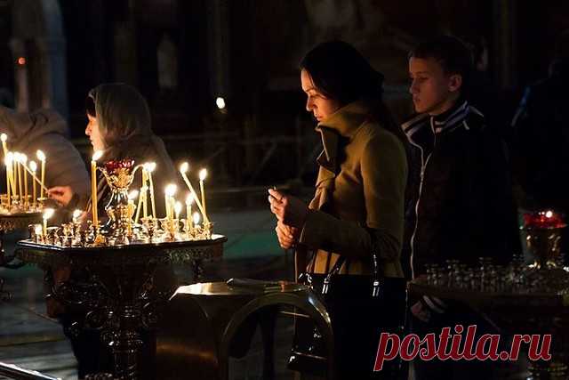 ЧТО ТАКОЕ СТРАСТНАЯ СЕДМИЦА?
 
Страстная седмица — в переводе с церковнославянского языка — 
«неделя страданий», 
во время которой христиане усиленно молятся, 
усугубляют подвиги поста, вспоминают последние дни 
земной жизни Спасителя, его страдания, 
мучительную смерть и погребение.

Последняя неделя по-особенному почитается Православной церковью. Первоначально большинство христиан праздновали не Великое воскресенье, 
а Страстную, или Крестную пятницу. 
Много тяжких споро...