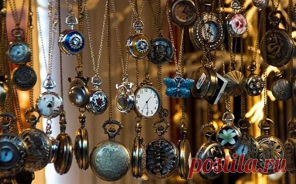 Человек – это часы.
В младенчестве – будильник,
В детстве – ходики,
В молодости – солнечные,
В зрелости – электронные,
А в старости – песочные…

Вадим Смоляк