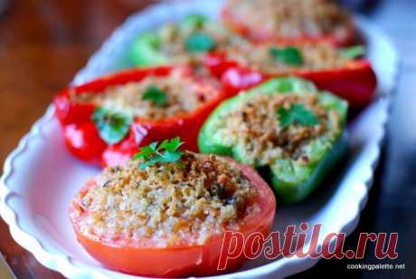 Запеченные перцы и помидоры с ароматной крошкой и сыром