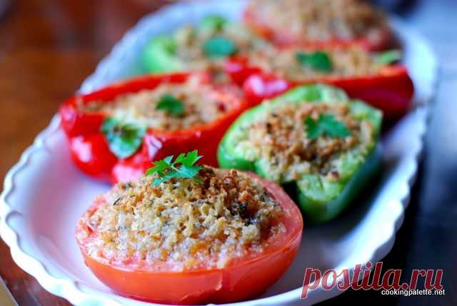 Запеченные перцы и помидоры с ароматной крошкой и сыром