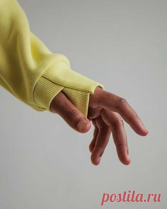 Манжета с прорезью для большого пальца в трикотажном изделии