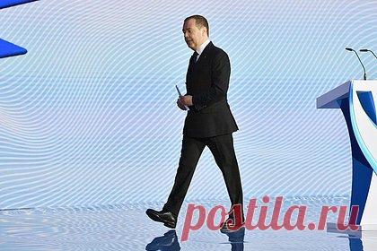 Медведев предложил отправлять вредящих России жителей в Сибирь на перевоспитание. Тех жителей России, которые вредят стране, нужно отправлять в Сибирь для перевоспитания. Об этом на встрече с журналистами, на которой присутствует и «Лента.ру», заявил заместитель председателя Совета безопасности России Дмитрий Медведев. По его словам, особое отношение следует проявить к тем, кто наносит вред России.