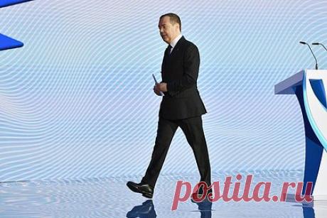 Медведев предложил отправлять вредящих России жителей в Сибирь на перевоспитание. Тех жителей России, которые вредят стране, нужно отправлять в Сибирь для перевоспитания. Об этом на встрече с журналистами, на которой присутствует и «Лента.ру», заявил заместитель председателя Совета безопасности России Дмитрий Медведев. По его словам, особое отношение следует проявить к тем, кто наносит вред России.