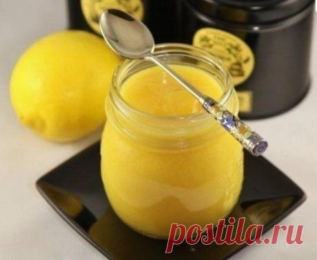 Лимонный крем. Ароматный и вкусный десерт

Ингредиенты:

Лимон — 4 шт.
Яйцо (желток) — 6 шт.
Сахар — 1 стакан
Масло сливочное — 0,5 стакана
Крахмал кукурузный — 4 ч.л.
Соль — 1 щеп

1. Натрите 1 ст. ложку цедры и выдавите 2/3 стакана лимонного сока.
2. В кастрюле с толстым дном растопите масло, добавьте сахар, кукурузный крахмал, соль, лимонный сок и цедру, доведите до кипения. Кипятите 1 минуту.
3. В миске взбейте желтки, влейте в них немного лимонной массы, вылейте все в ка