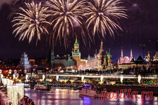 Новогодний салют над Москвой. Автор фото – Алексей Пехтерев: nat-geo.ru/photo/user/30706/