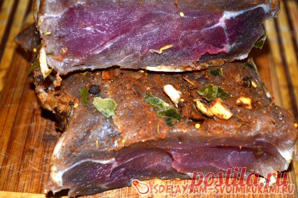 Мясо сыровяленое в домашних условиях Натуральные мясные продукты домашнего производства - это вкусно, полезно и экономно. Натуральное вяленое мясо послужит полноценной заменой магазинным колбасным изделиям и будет приготовлено из тех продуктов, которые хозяйка подберет для своей семьи.Если сыровяленое мясо готовится к определенному