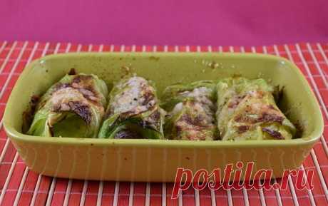 Запеченные голубцы с курицей и сыром
Оригинальный рецепт вкуснейших запеченных голубцов с начинкой из жареной курицы и сыра.