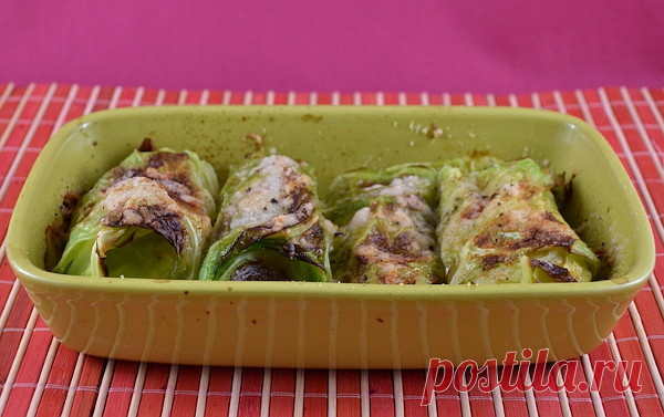 Запеченные голубцы с курицей и сыром
Оригинальный рецепт вкуснейших запеченных голубцов с начинкой из жареной курицы и сыра.