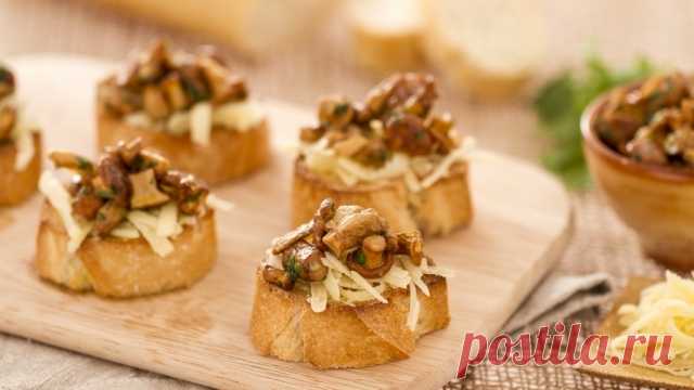 Рецепт Гренки с лисичками и сыром гравьера (