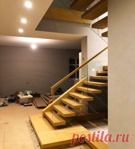 Лестница консольная и перила из стекла