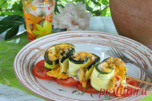 Рулетики из цуккини с курицей - БУДЕТ ВКУСНО! - медиаплатформа МирТесен цуккини 2 цуккинирастительное масло 25 млкуриное филе 500 гсыр 100 гчеснок 2 зуб.перец чили по желаниюорегано по вкусусоль по вкусуперец черный по вкусу Блюда из кабачков (цуккини) всегда приветствуются на летнем столе. Это всегда малокалорийно и сочно.А в сочетание с курятиной еще и очень полезно.
