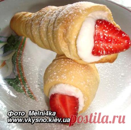 Трубочки со взбитыми белками и клубникой