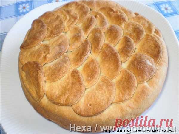 Пирог с начинкой из печени трески, риса, яиц и зелёного лука