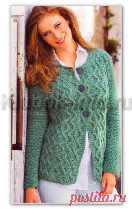 Вязание спицами. Женские модели. Однотонный жакет с круглым вырезом и с зигзагами из кос. Размеры: 38/40