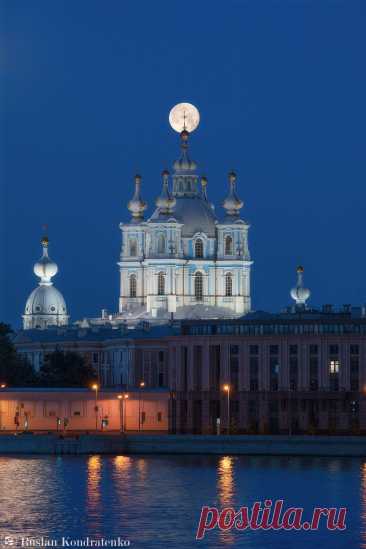 Смольный собор на фоне Луны. Фотограф Кондратенко Руслан