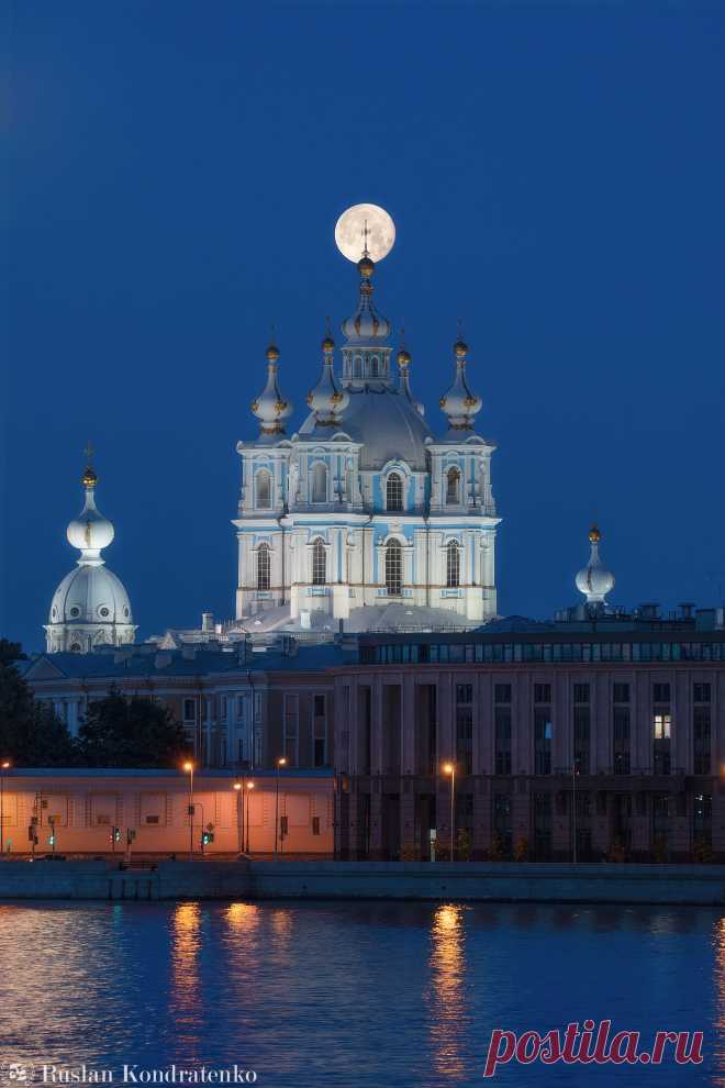 Смольный собор на фоне Луны. Фотограф Кондратенко Руслан