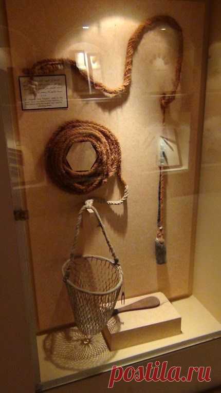 МУЗЕЙ  В  АБУ  ДАБИ .Однако, вернемся к музею. В нем мне понравились многие экспонаты. Вот, например, нехитрые приспособления для ловли жемчуга. Бедуины раньше имели доходы в основном от рыбной ловли и добычи жемчуга. С изобретением в Японии способа искусственного создания этих камней, дела жителей будущих Эмиратов совсем стали плохи.