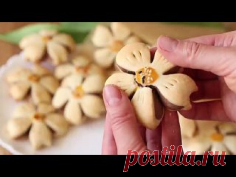 НОВИНКА!?ПРОЩЕ ПРОСТОГО! ПЕЧЕНЬЕ В ПРАЗДНИКИ И НА КАЖДЫЙ ДЕНЬ! ВСЕ БУДУТ В ВОСТОРГЕ! ВЫПЕЧКА На 15 штук ( ~ 600г):100г сметаны80г сахара150г сливочного масла320г муки2 желтка ( 1 в тесто)2-3 ч.л. какао1 ст.л. молока1/3 ч.л. разрыхлителящепотка ванилинакунжутдиаметр кружочка ~6-7 смвес светлого кусочка 26г, вес шоколадного кусочка 17гесли на кухне жарко, противень с печеньем лучше...