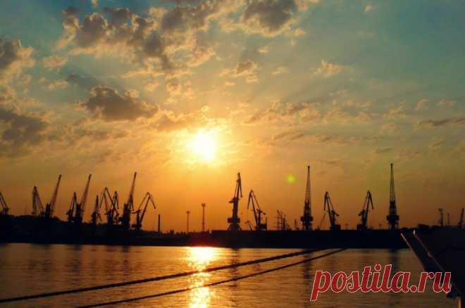 Украина не может гарантировать безопасность прохода судов в Черном море. Речь идет о маршрутах, проложенных для торговых кораблей в украинские города.