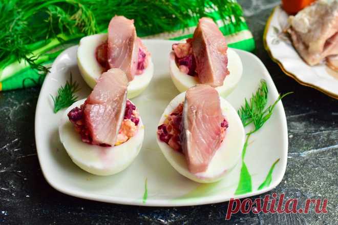 Закуска «Быстрая шуба» с селедкой | Foodbook.su Для приготовления можно использовать селедку домашнего посола или же приобрести ее уже готовую в любом продуктовом магазине. Куриные яйца лучше взять домашние, свеклу нужно предварительно запечь в