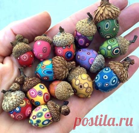 Первый раз вижу такие желуди!!! Красота!
P.S. Сначала их обезжиривают - достаточно мыла с водой, а потом расписывают акрилом.